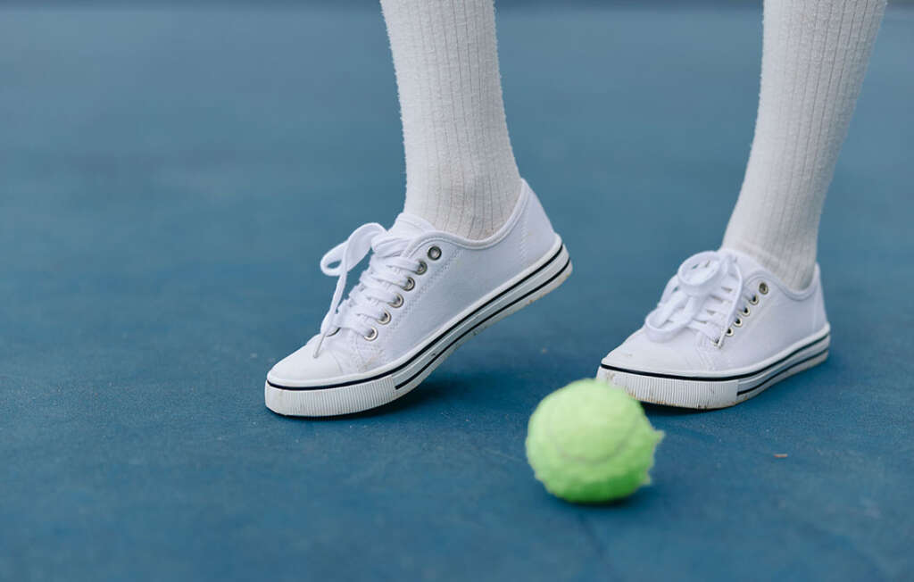como limpiar tenis blancos de tela