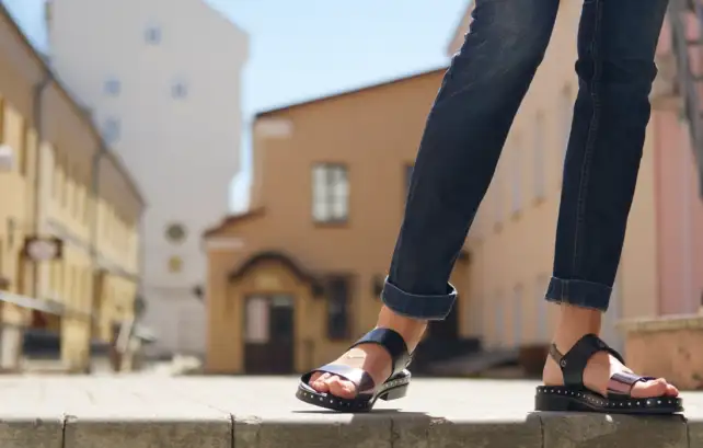 Top 5 sandalias negras para mujer: mejora tu outfit | Impuls